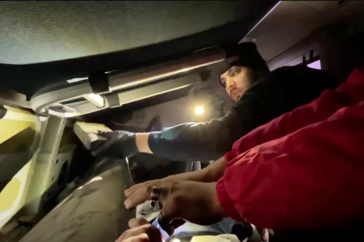  Agentes de la Agencia de Recaudación y Control Aduanero (ARCA) encontraron las drogas tras inspeccionar el tablero y los paneles del techo del camión.