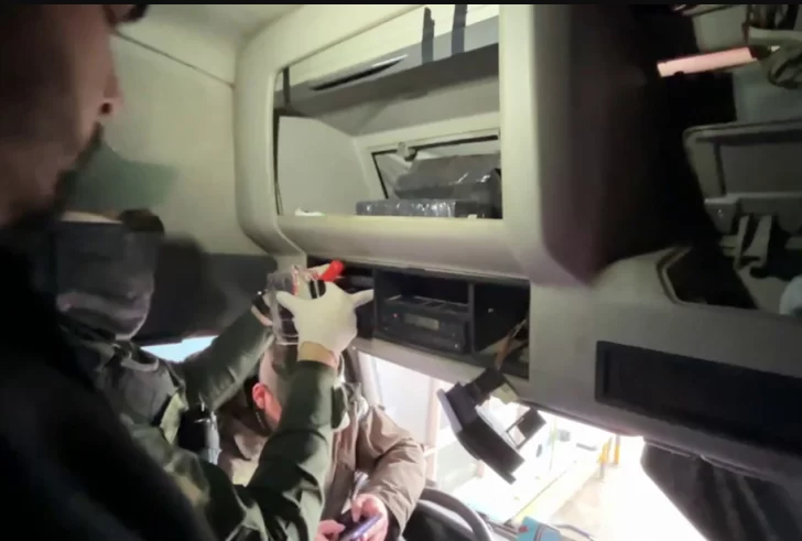  Personal de ARCA emplearon en el vehículo un dispositivo portátil que identifica variaciones de densidad para detectar objetos de contrabando.