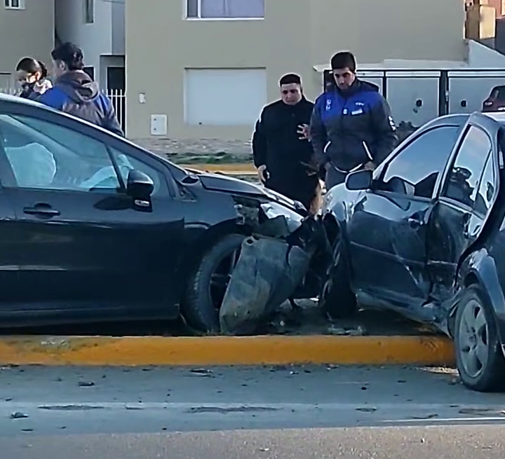 Fuerte choque en la autovía 17 de Octubre: dos autos destruidos y milagrosamente sin heridos graves