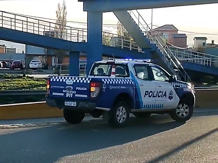  Un móvil policial en la zona del hecho. FOTO: CONTRAPUNTO