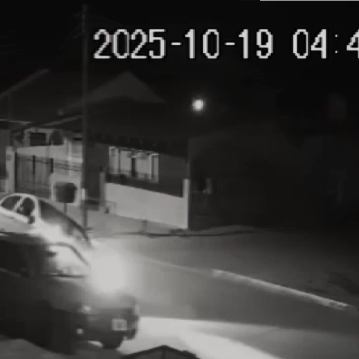 Video. Un conductor chocó un auto estacionado y escapó a toda velocidad en plena madrugada Video. Un conductor chocó un auto estacionado y escapó a toda velocidad en plena madrugada