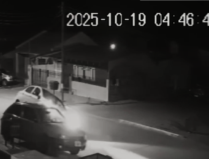 Video. Un conductor chocó un auto estacionado y escapó a toda velocidad en plena madrugada