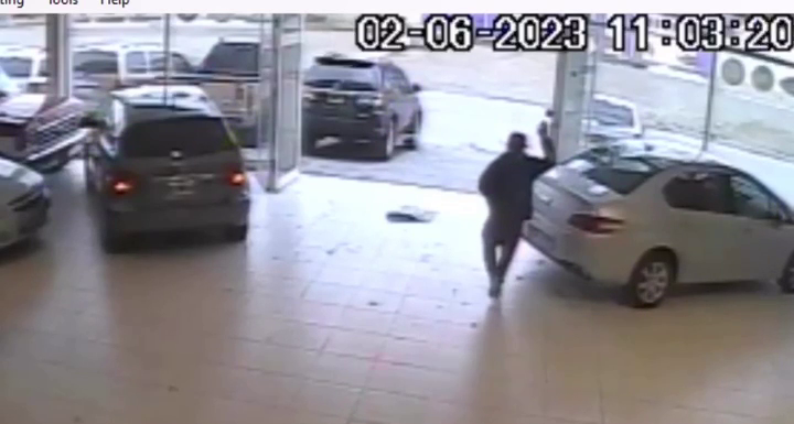  Cuevas en el momento previo a golpear el baúl de uno de los autos en exhibición. FOTO: LA OPINIÓN AUSTRAL