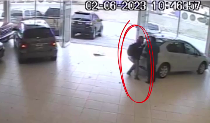  Cuevas señalando a Neil. FOTO: LA OPINIÓN AUSTRAL