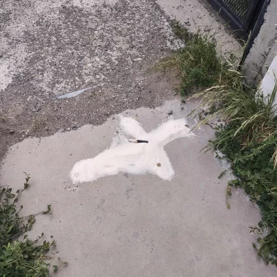 Cruz de sal, monedas y una vela: el extraño rito encontrado en el cementerio