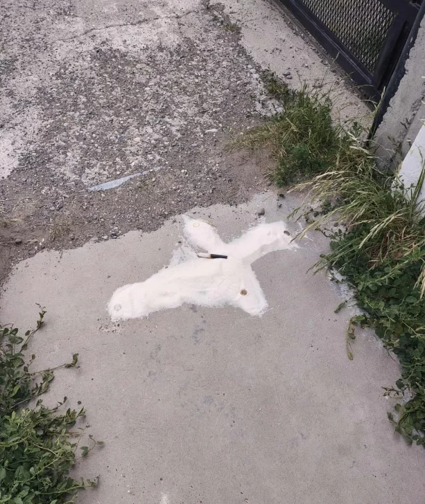 Cruz de sal, monedas y una vela: el extraño rito encontrado en el cementerio