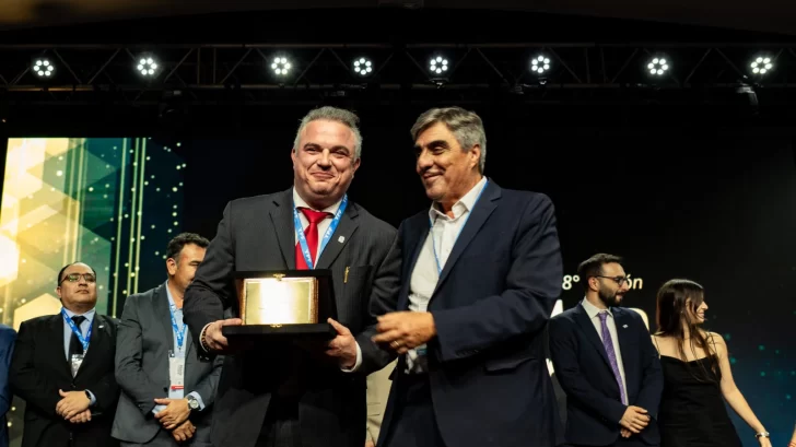  Michael Meding recibe el reconocimiento del empresario del 2024 de parte de Roberto Cacciola, presidente de CAEM. FOTO: LA OPINIÓN AUSTRAL