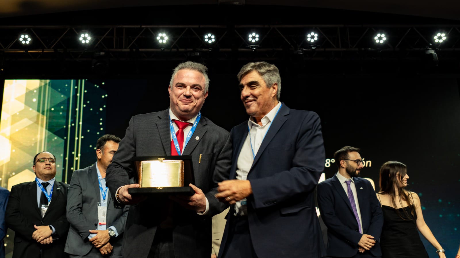  Michael Meding recibe el reconocimiento del empresario del 2024 de parte de Roberto Cacciola, presidente de CAEM. FOTO: LA OPINIÓN AUSTRAL