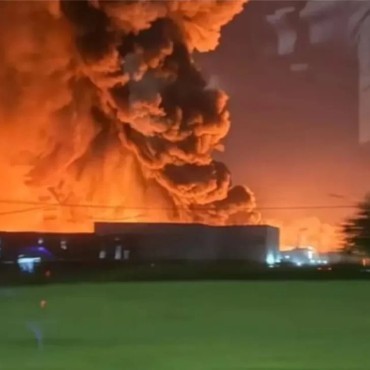 Comienzan las pericias para determinar el origen del incendio en el Polígono Industrial Spegazzini Comienzan las pericias para determinar el origen del incendio en el Polígono Industrial Spegazzini