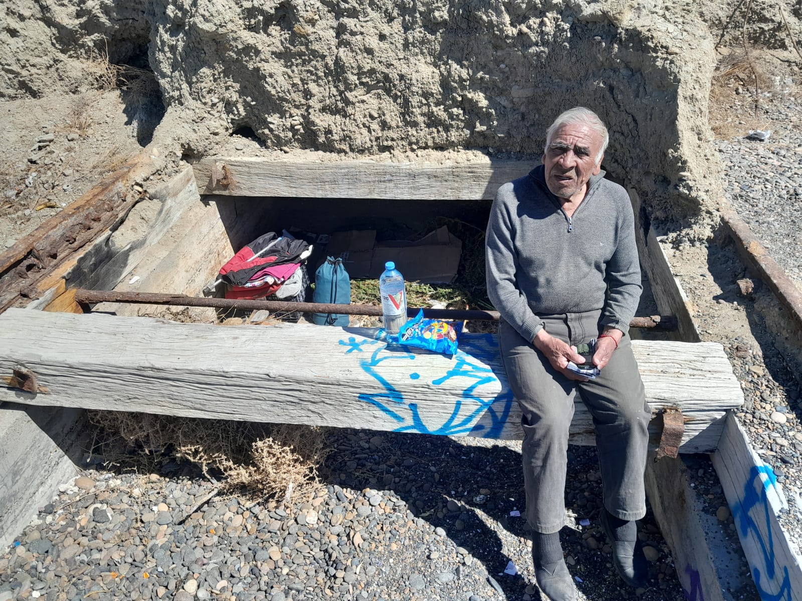  “Prefiero morir libre antes que en un asilo”: la historia del hombre que vive bajo el muelle. Foto: Tamara Moreno/La Opinión Austral