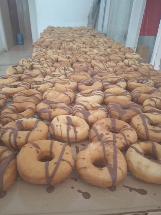  El merendero del Rotary 23, dependiente de la Unión Vecinal, acompaña actualmente a unas 70 familias, brindando meriendas de lunes a viernes y un almuerzo semanal según la disponibilidad del presupuesto.