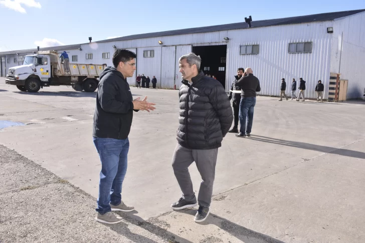  El gobernador Claudio Vidal junto al presidente de Santa Cruz Puede, Gustavo Sívori, en la recorrida de este viernes por la mañana en el predio de S.A.U.