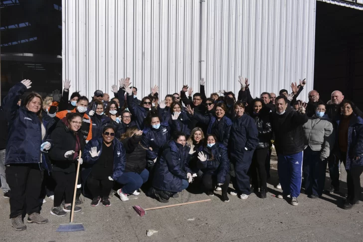  Claudio Vidal junto al personal que este viernes inició los trabajos de limpieza en el expredio de Austral Construcciones que el Gobierno adquirió.