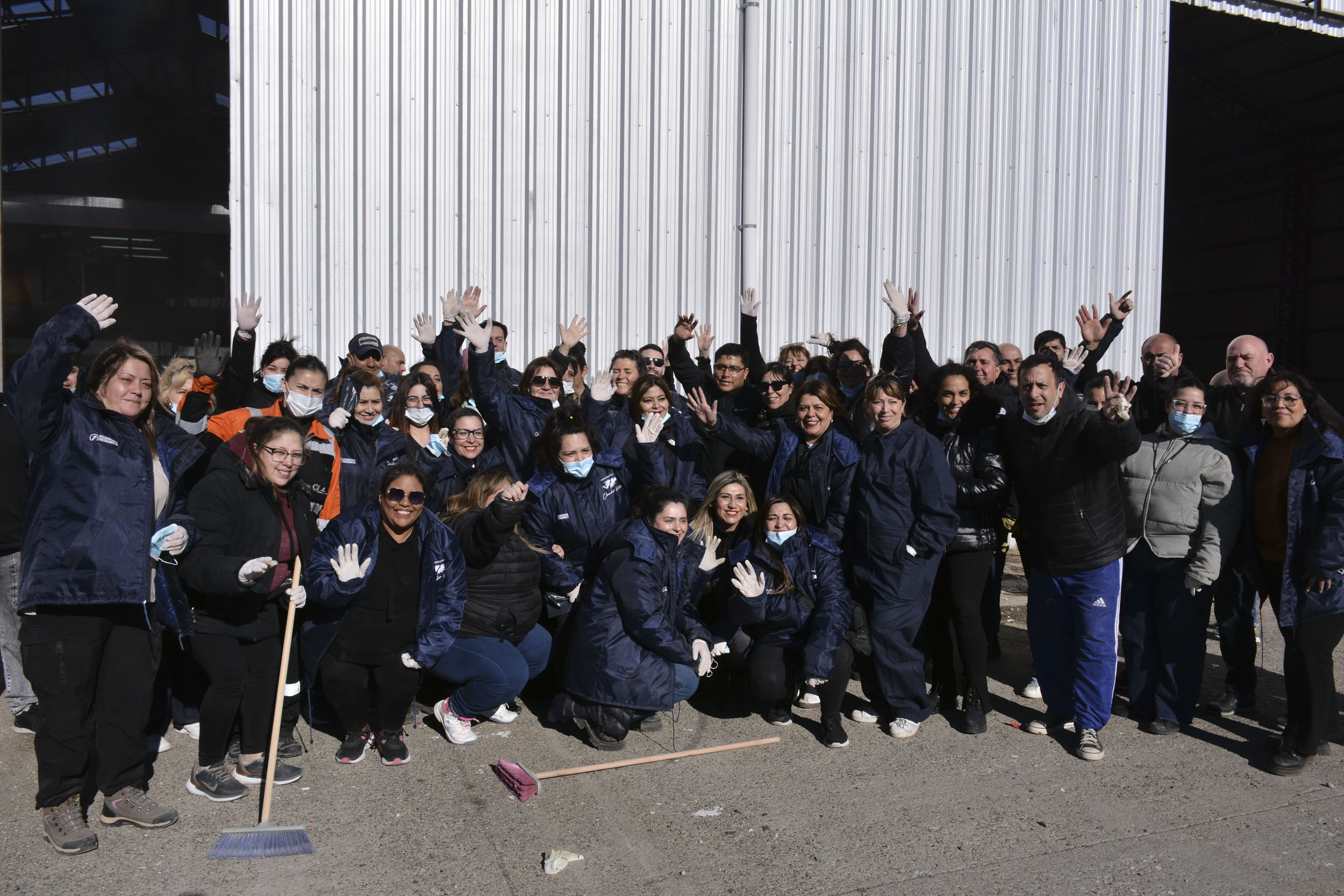  Claudio Vidal junto al personal que este viernes inició los trabajos de limpieza en el expredio de Austral Construcciones que el Gobierno adquirió.