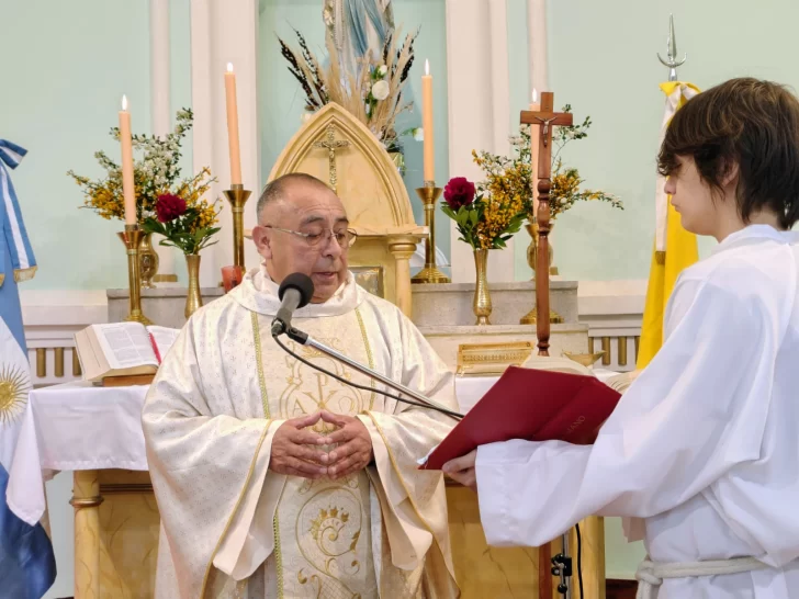  Durante la celebración, el Padre Pedro Morales dio la bienvenida a los peregrinos de Las Heras, destacando el significado espiritual del encuentro.