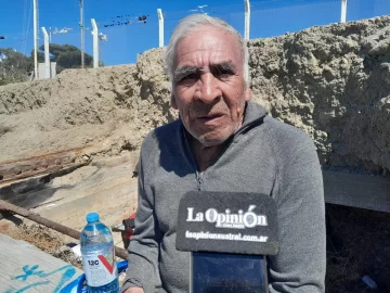 A sus 82 años, Claudio vive bajo el muelle y pide trabajo para sobrevivir: “No quiero limosna, sólo una oportunidad” A sus 82 años, Claudio vive bajo el muelle y pide trabajo para sobrevivir: “No quiero limosna, sólo una oportunidad”