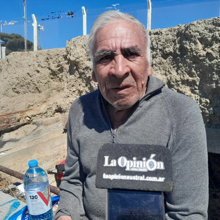 A sus 82 años, Claudio vive bajo el muelle y pide trabajo para sobrevivir: “No quiero limosna, sólo una oportunidad” A sus 82 años, Claudio vive bajo el muelle y pide trabajo para sobrevivir: “No quiero limosna, sólo una oportunidad”