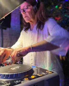 Margarita Reta, la doctora que a los 62 años colgó el ambo para convertirse en DJ Margarita Reta, la doctora que a los 62 años colgó el ambo para convertirse en DJ