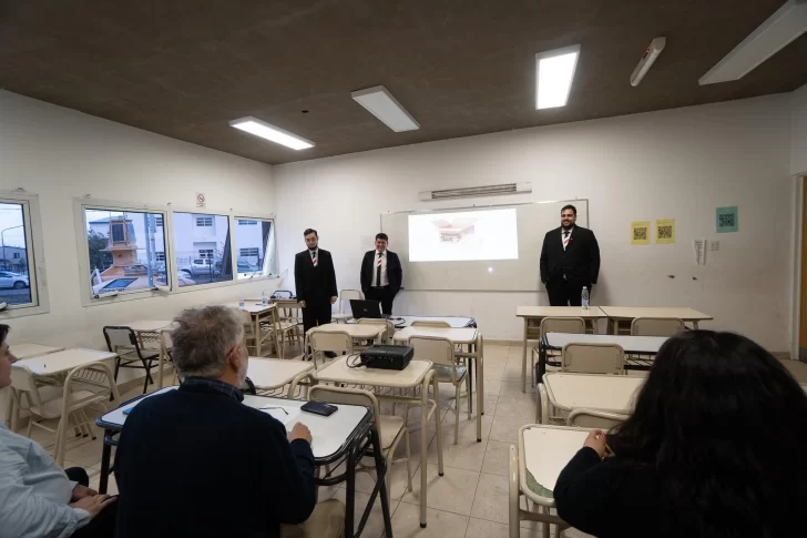  Mauro Turner, Daniel Fernández y Ezequiel Acevedo exponiendo ante la mesa estuvo presidida por Mario Lurbe, Alejandro Aroca y Sandra Torres.