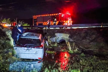 Perdió el control del auto, despistó y terminó en un espejo de agua cerca de Río Turbio