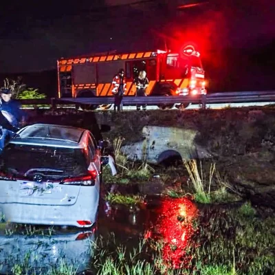 Perdió el control del auto, despistó y terminó en un espejo de agua cerca de Río Turbio