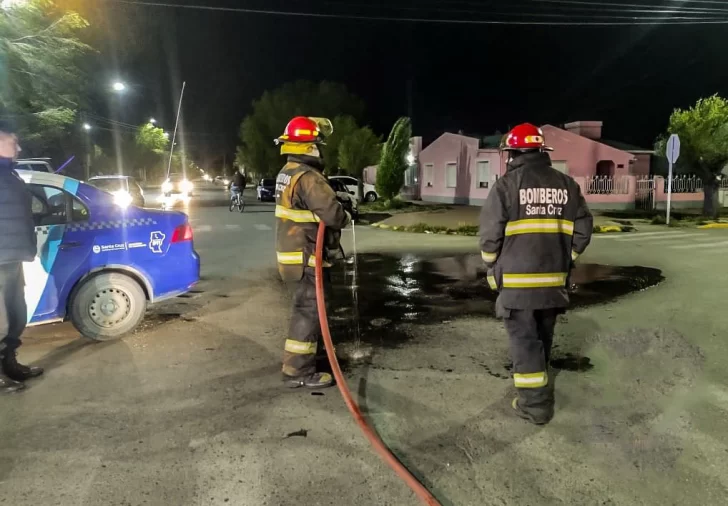 Bomberos limpiando la zona de los líquidos en la calzada tras el incidente. FOTO: POLICÍA SANTA CRUZ