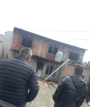 Voraz incendio consumió una casa en Río Gallegos: una mascota murió y otra está desaparecida