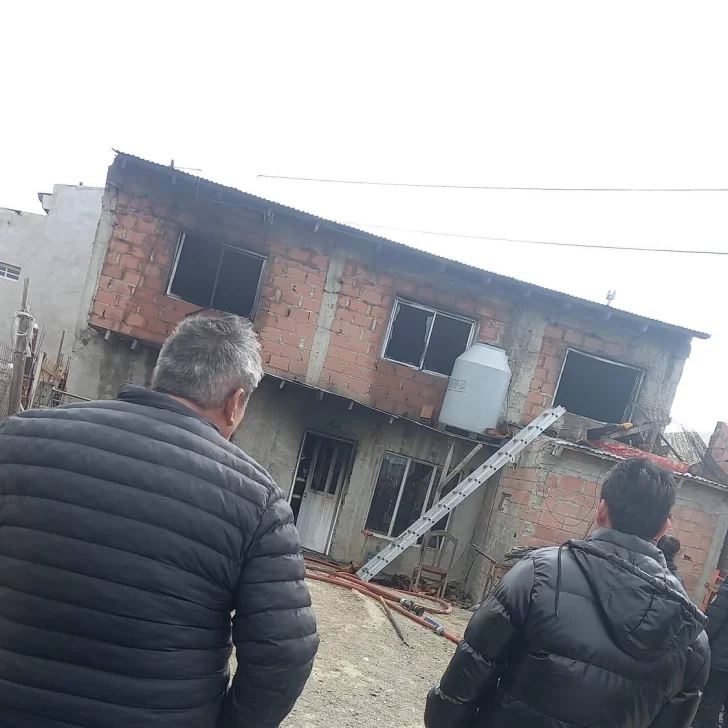 Voraz incendio consumió una casa en Río Gallegos: una mascota murió y otra está desaparecida
