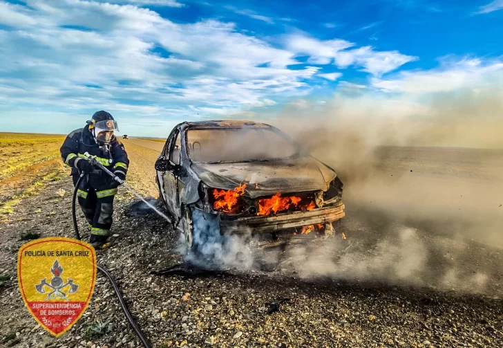 Bomberos de Piedra Buena sofocaron incendio de un auto en la Ruta 288