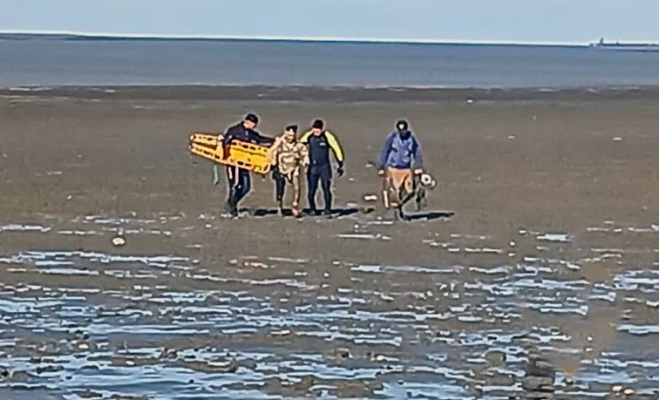 Quedó atrapado en la costanera de Río Gallegos mientras buscaba lombrices para pescar