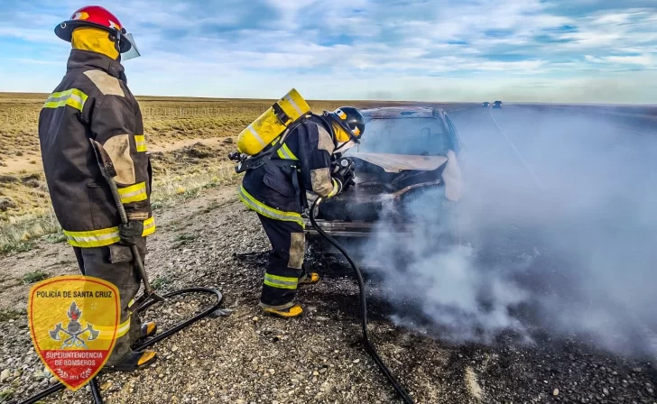 Bomberos de Piedra Buena sofocaron incendio de un auto en la Ruta 288