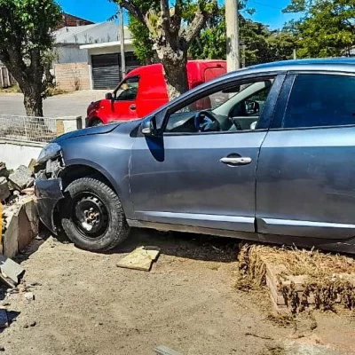 En Puerto Deseado: auto sufrió un desperfecto en los frenos y chocó contra un muro En Puerto Deseado: auto sufrió un desperfecto en los frenos y chocó contra un muro