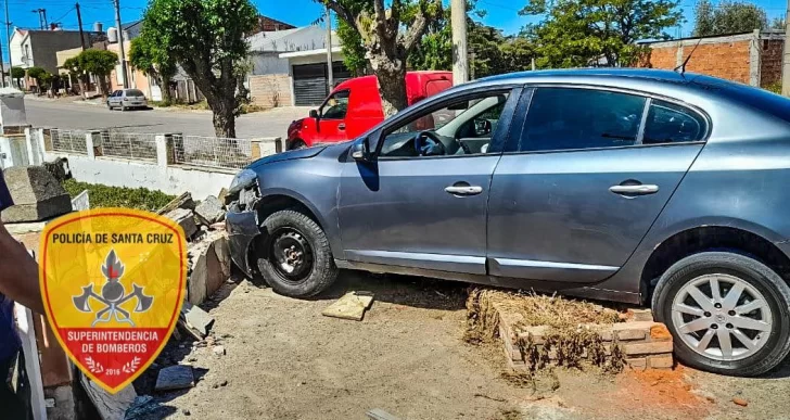 En Puerto Deseado: auto sufrió un desperfecto en los frenos y chocó contra un muro