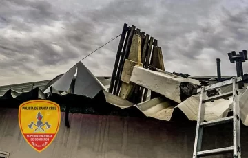 En medio del temporal, un tanque de agua se desprendió en una vivienda de Caleta Olivia En medio del temporal, un tanque de agua se desprendió en una vivienda de Caleta Olivia