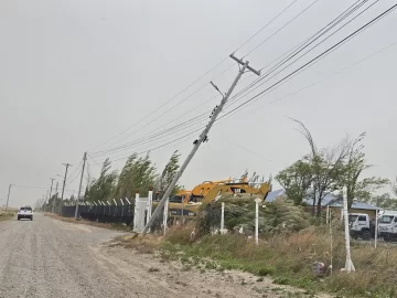 Alerta máxima en Santa Cruz: el Gobierno actualizó la situación y recordó los números de emergencia Alerta máxima en Santa Cruz: el Gobierno actualizó la situación y recordó los números de emergencia