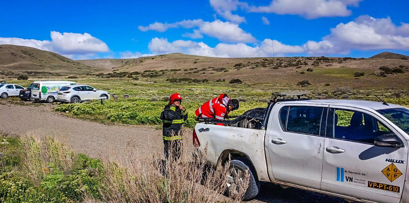 Algunos de los vehículos en los que los turistas fueron evacuados. FOTO: POLICÍA SANTA CRUZ