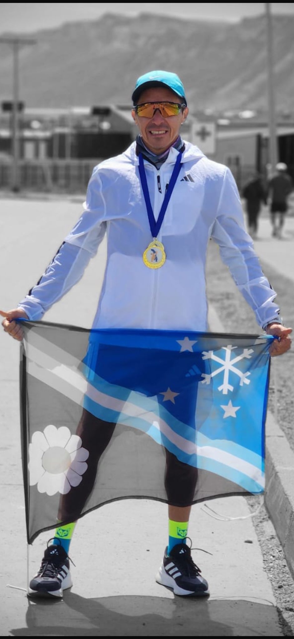  La bandera de la cuenca presente.