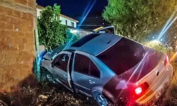 Una joven practicaba manejo y chocó contra un cerco: terminó dentro de un baldío Una joven practicaba manejo y chocó contra un cerco: terminó dentro de un baldío