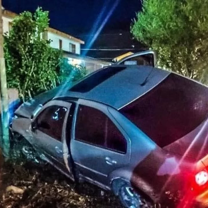 Una joven practicaba manejo y chocó contra un cerco: terminó dentro de un baldío Una joven practicaba manejo y chocó contra un cerco: terminó dentro de un baldío