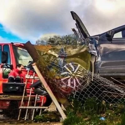 Una conductora perdió el control del auto y terminó contra el cerco perimetral de una vivienda