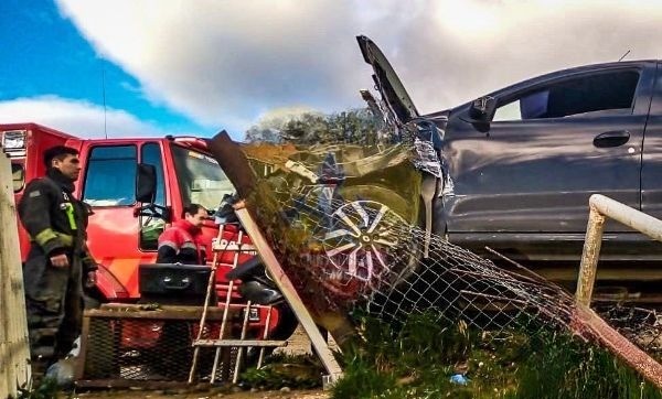 Una conductora perdió el control del auto y terminó contra el cerco perimetral de una vivienda