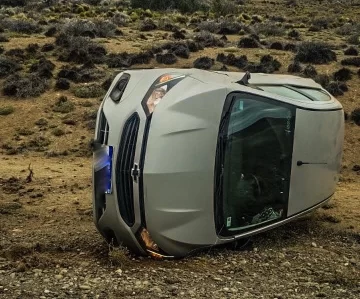 Perdió el control del auto, despistó y volcó cerca de Tres Lagos Perdió el control del auto, despistó y volcó cerca de Tres Lagos