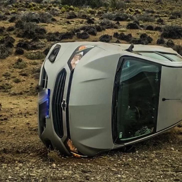 Perdió el control del auto, despistó y volcó cerca de Tres Lagos Perdió el control del auto, despistó y volcó cerca de Tres Lagos