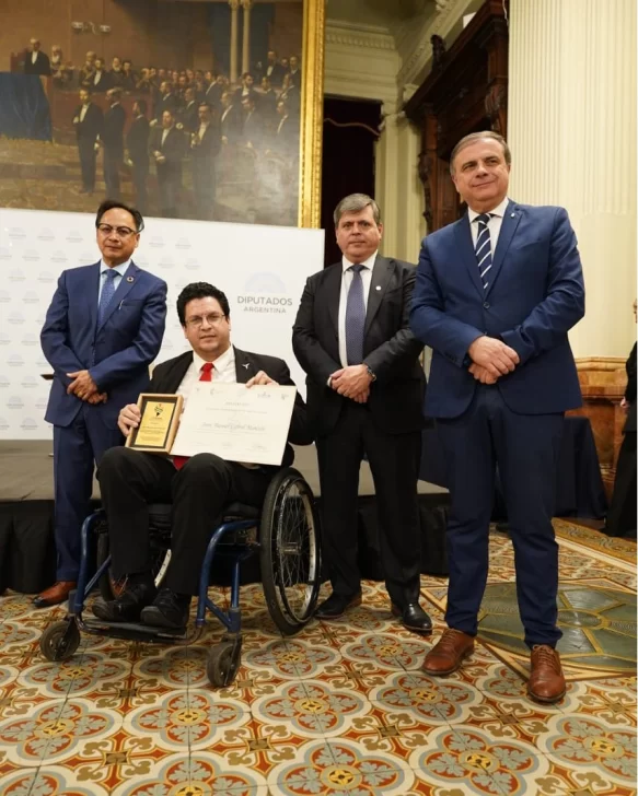  Otra de las distinciones entregadas por el vicegobernador Fabián Leguizamón.