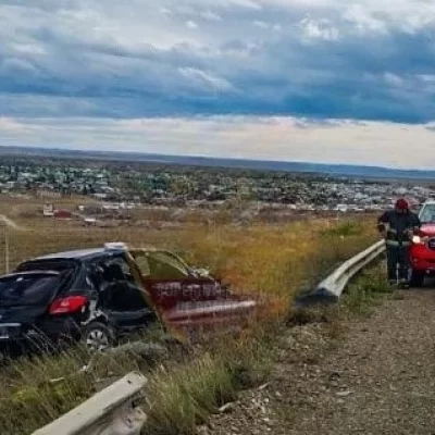 Despistó, destrozó el guardarraíl y quedó a la vera de la calzada, cerca de Piedra Buena
