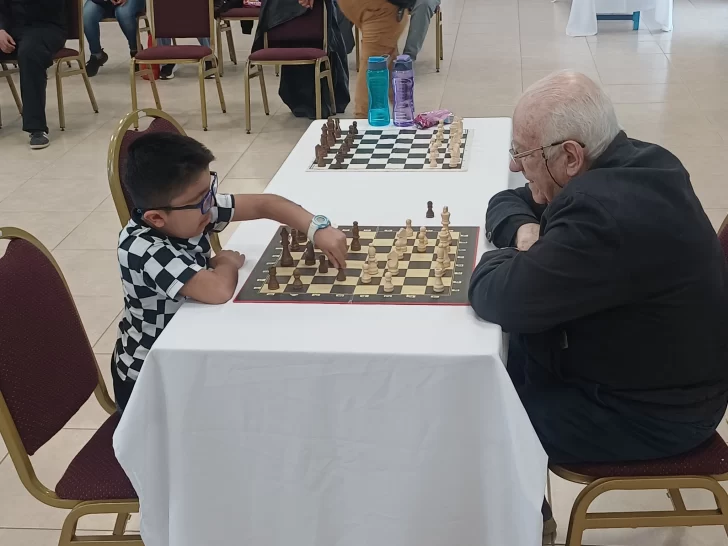Caleb Mamani, campeón invicto Sub 16 en un nuevo torneo de ajedrez en Piedra Buena