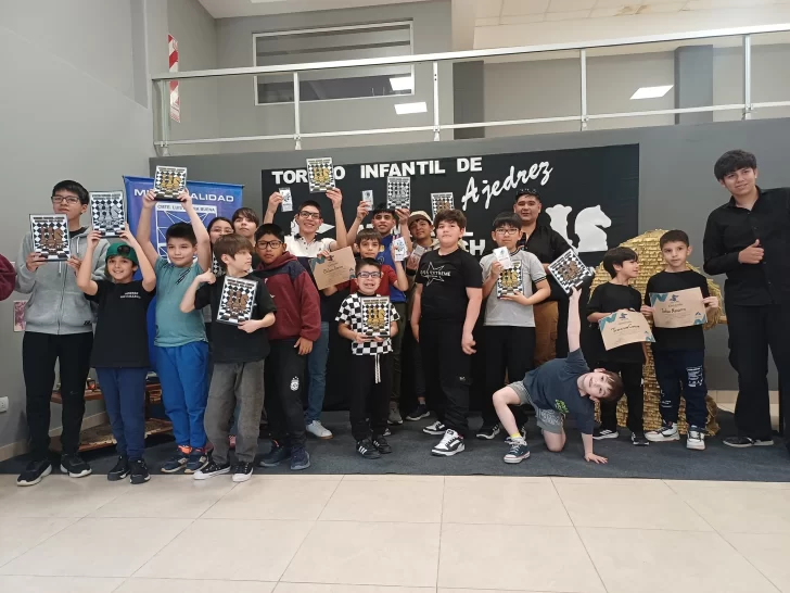 Caleb Mamani, campeón invicto Sub 16 en un nuevo torneo de ajedrez en Piedra Buena