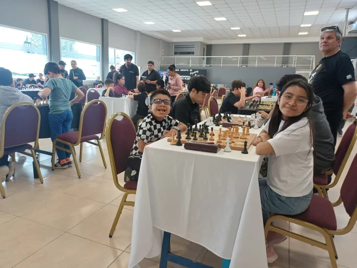 Caleb Mamani, campeón invicto Sub 16 en un nuevo torneo de ajedrez en Piedra Buena