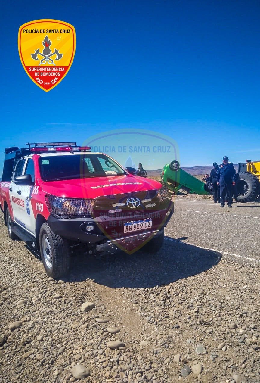  Bomberos de Gobernador Gregores actuaron en un vuelco en la Ruta 40.