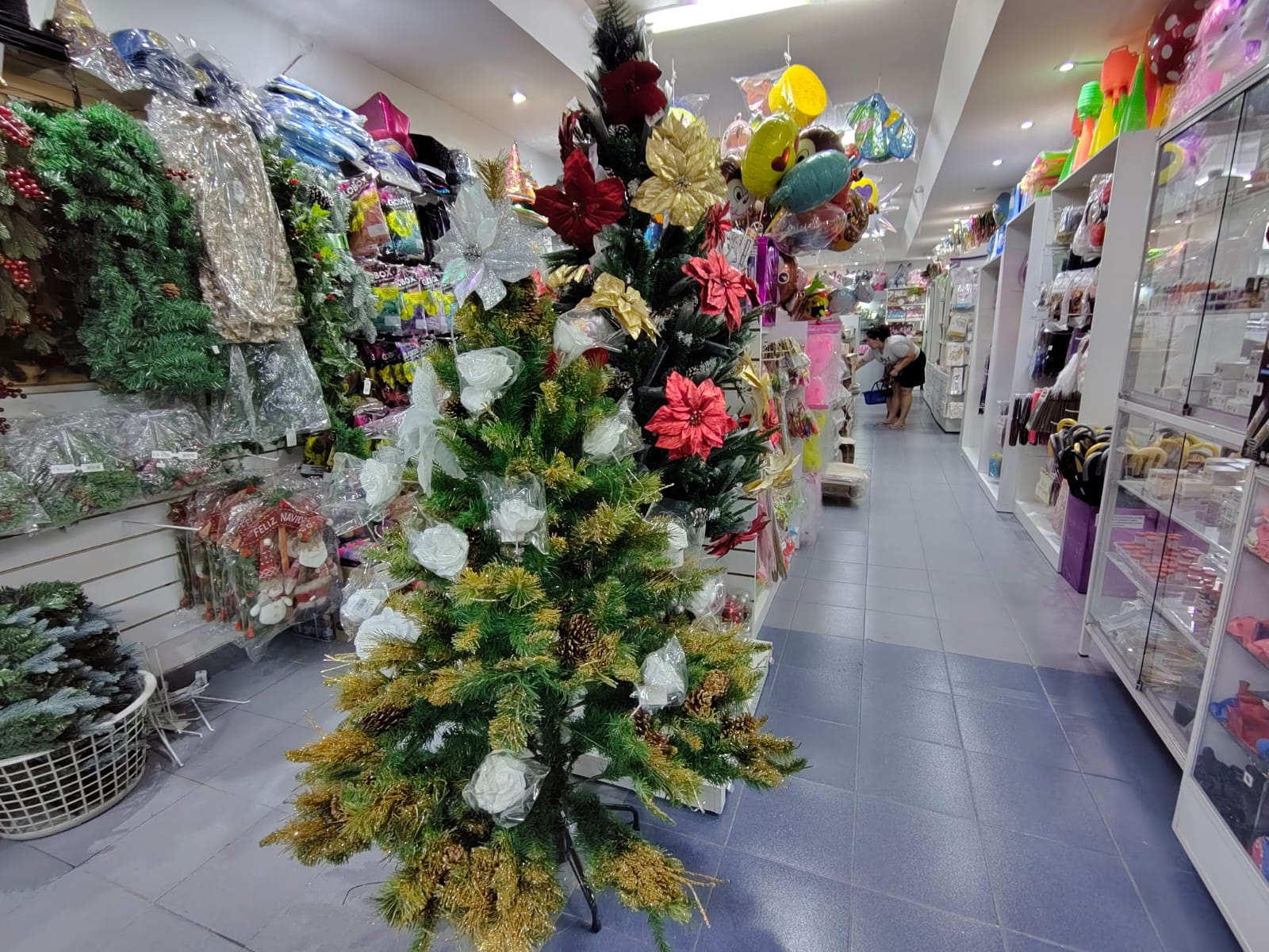  Entre los árboles más buscados están los canadienses y los nevados, como el Pino Chaltén de 150 cm a 199.900 pesos, el Pino Calafate a 223.000 pesos y el Pino Maitén, que en su versión de 180 cm cuesta 349.500 pesos .